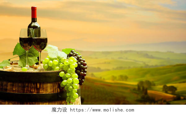 葡萄园背景和葡萄与葡萄酒杯红酒